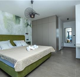 4 bedroom villa with infinity pool and sea views in Crikvencia, Rijeka, sleeps 8